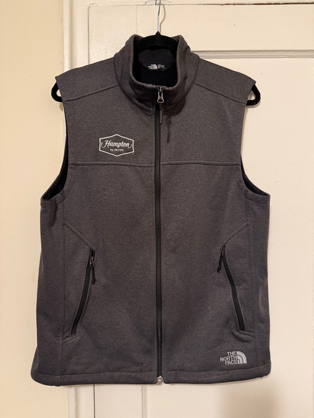 Hampton by Hilton The North Face WindWall® Men’s Dark Gray Full-Zip Vest (M)